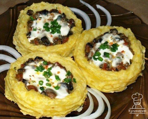 Картофельные гнезда с грибами, в чесночно-сметанном соусе 