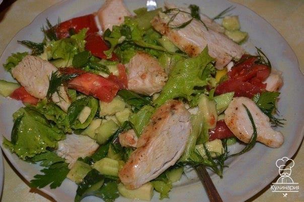 Легкий салат с курицей.