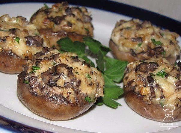ФАРШИРОВАННЫЕ ШАМПИНЬОНЫ, ЗАПЕЧЕННЫЕ ПОД СЫРОМ 