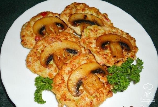 Котлеты куриные с овощами и шампиньонами