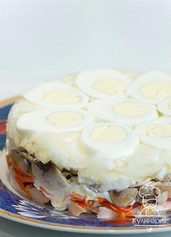 Слоеный салат с шампиньонами, копченой курицей и корейской морковью
