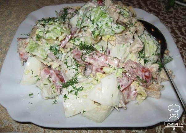 Салат с пекинской капустой, курицей и сухариками