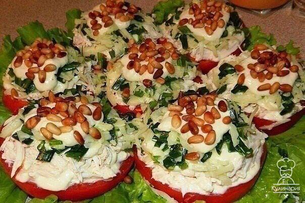 Салат-закуска с курицей и кедровыми орешками 
