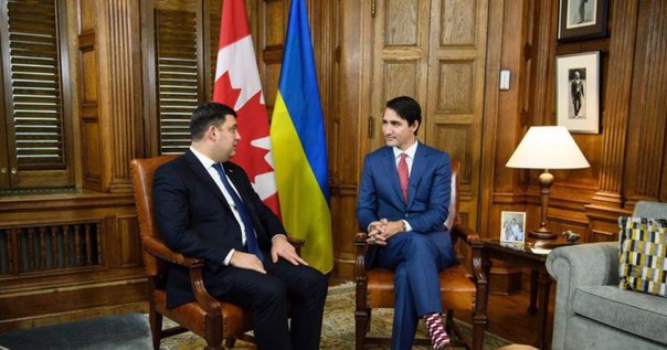 Гройсман подарил премьер-министру Канады набор украинских носков: 