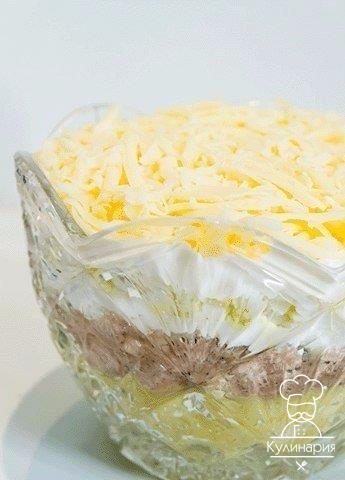 Салат с консервированной рыбой и сыром