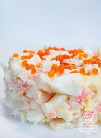 Морской салат с креветками, кальмарами, икрой и крабовыми палочками