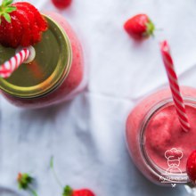 Веганский молочный коктейль с клубникой