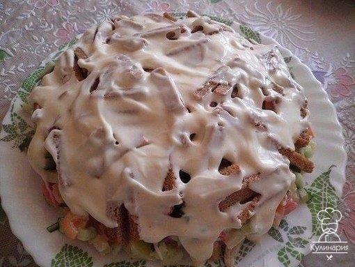 САЛАТ С КУРИНЫМ ФИЛЕ, СУХАРИКАМИ И ОВОЩАМИ 