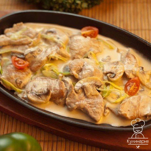 Свинина с овощами, тушеная в сливках