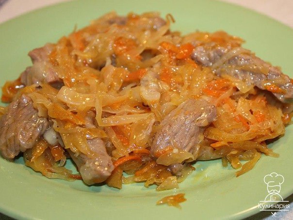 Тушёная капуста с мясом в мультиварке.