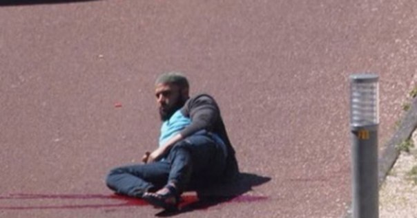 Догоняли на велике. Появилось видео захвата преступника с ножом в Гааге: 