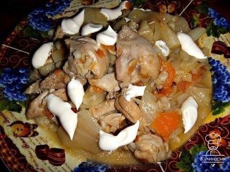 Тушеная капуста с курицей и перловкой в мультиварке