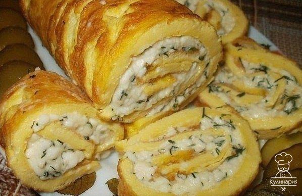 Рулет омлетный с плавленным сыром.