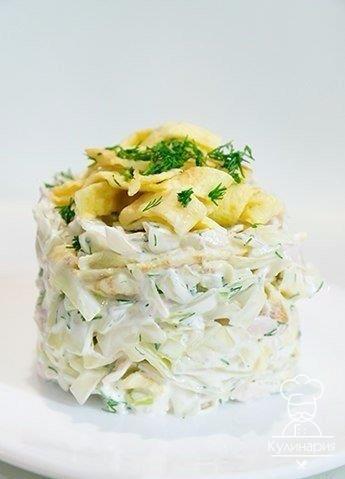 Салат из белокочанной капусты с курицей и яичными блинчиками