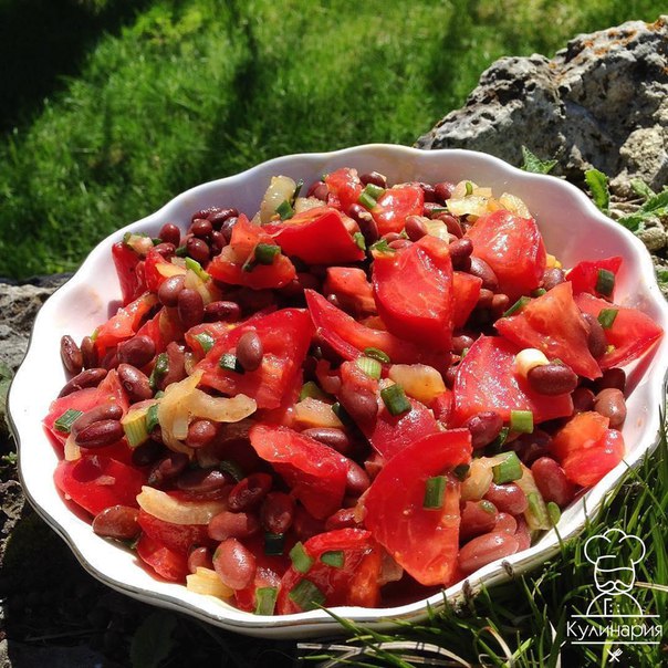 САЛАТ С ФАСОЛЬЮ, ПОМИДОРАМИ И ВИННЫМ ЛУКОМ 