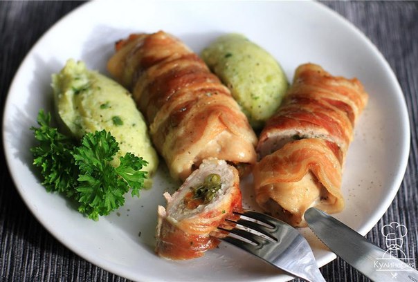 Рулеты из куриной грудки в беконе с фасолью