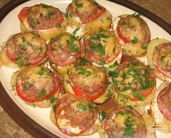 Картофель, запеченный с мясом и помидорами