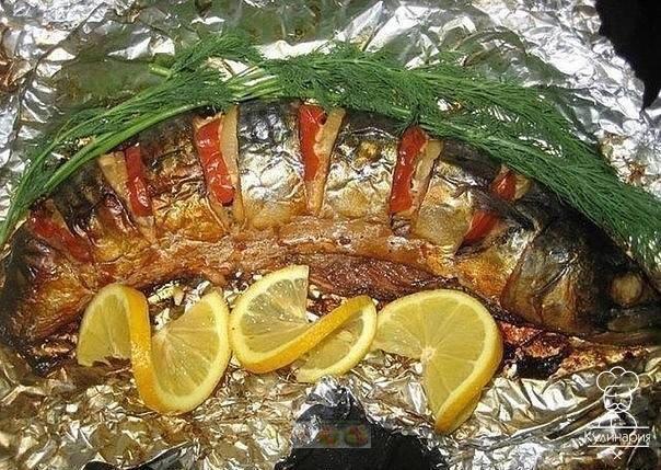 Запеченная скумбрия с овощами 