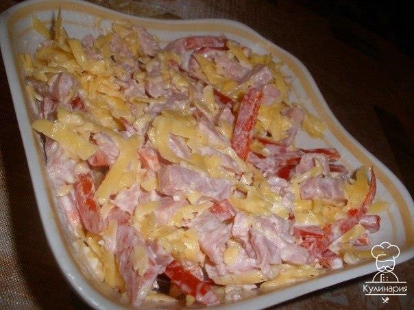 Салат с ветчиной, перцем и сыром 