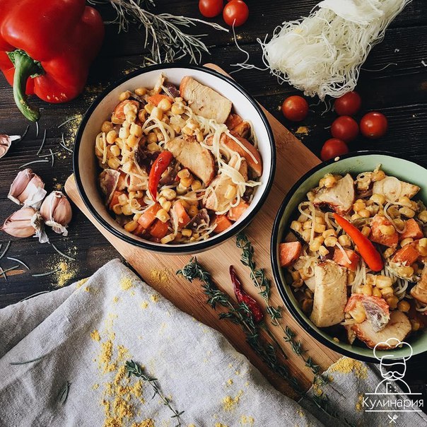 Карри с копчённой курицей и фунчозой в сливочном соусе 