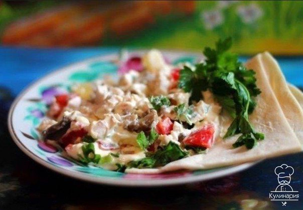 Салат из ананасов, курицы и грибов