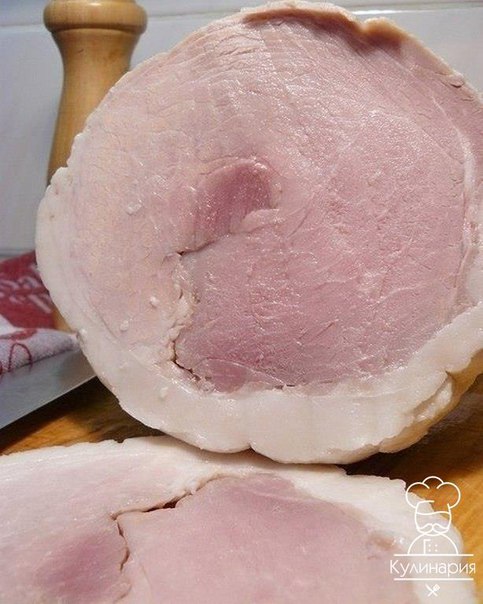 Ветчина домашняя Ветчину и готовое мясо в магазинах я уже давно не беру. Особенно после того, как один раз попытался поджарить кусочек варено-копченого окорока одного из местных производителей. В результате, на сковороде у меня оказался сморщенный, серый кусочек непонятно чего в противно пахнущей, пузыристой жидкости. Сковороду-то я конечно отмыл, но 