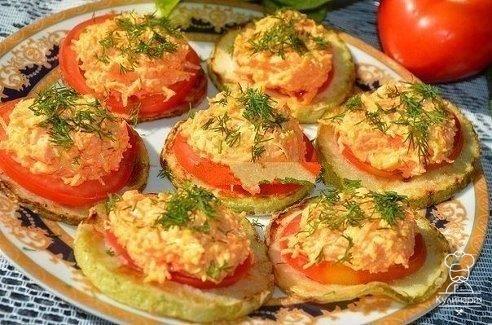 Закуска из обжаренных кабачков очень популярна и любима многими. Очень аппетитный вид этой закуски позволяет нам украсить ею даже праздничный стол, не говоря уже о буднях. Для ее приготовления лучше использовать молодые кабачки без крупных семечек