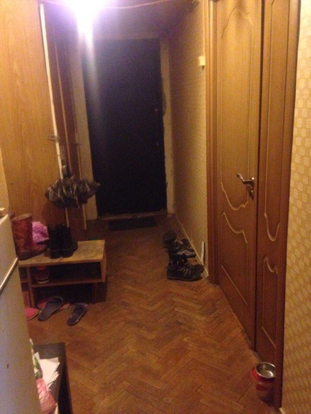 Фото: Москва. Привет! Сдается комната от собственника в  3х комнатной коммунальной квартире (каждый собственник своей комнаты). Адрес: ул. Коломенская, дом 15, к.1, 1-этаж (от м. Коломенская 2,5 км). В соседях: в одной комнате девушка, в другой никто не живет. См. фото. (в комнате будут изменения, кресла что посередине уедут) , телевизор будет не ЖК. На фото кухни, Ваш стол и полка оранжевые (не будет только тостера).<br>Звоните, подробности по телефону 89269583003, или на месте, пока  живет там сестра (до 03.02 съедет) все покажет, расскажет <br>Цена 15 000 р. + к/у ( ЖКХ 2000 р., свет wi-fi c соседкой пополам, один месяц платите Вы, второй она и тд). На кухне курят. <br>Договор. Оплата в день заселения, последующие оплаты банковским переводом, сама живу в Подмосковье, беспокоить не буду)<br>Ищу платежеспособного порядочного Человека. <br>Хорошего времяпрепровождения!)