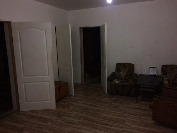 Фото: Продам свой дом.Симферополь. Каменка( Коллективные сады).5 остановка.<br>87кв.м.- кухня,гостиная,три спальни,ванная комната,с/у.<br>В доме натяжные потолки,в гостиной ламинат,кухня,ванная -кафель. Стены под покраску(обои). Стеклопакеты. Бойлер. Отопление печное. Дом утеплен,тёплый,сухой. Заменена проводка- медь.<br>Участок 4 сотки. Две скважины.Есть плодовые деревья.<br>1800000 р. Реальному покупателю очень хороший торг.<br> +79788423599 Екатерина.