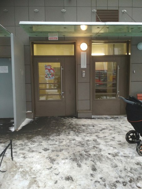 Фото: Сдам студию от собственника в новом доме в Кудрово.<br>До метро 35мин пешком,на маршрутке 10мин <br>Отличный ремонт,светлана уютная комната,балкон с видом на парк внутри двора фонтан.Много детских игровых площадок,школа,детский сад,большой торговый центр 