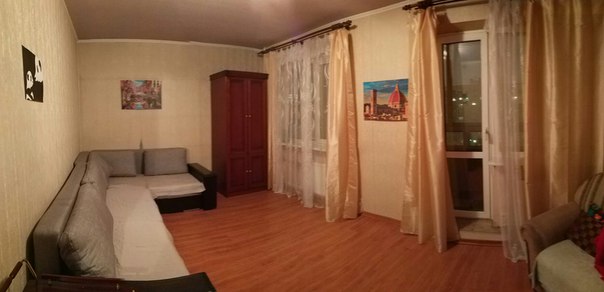 Фото: Сдаю на длительный срок большую! (26 метров), комнату с персональным балконом в трехкомнатной квартире. <br>В двух других живут, пара и 1м/ч. <br>Проживание без хозяев. Без комиссии.<br><br>Комната полностью оснащённая - комфортный двуспальный угловой диван-кровать, большой комод, шкафы с большим количеством полочек, вешалка ИКЕА, выход на балкон, красивая подсветка. Комната закрывается на ключ.<br><br>Кухня оборудована современными посудомойкой, холодильником, эл.плитой с духовкой, микроволновкой, жк телевизором. Есть подсветка, фильтр для воды, чайник.<br><br>Санузел раздельный. Стиральная машина, зеркала. Обжитая, оснащенная, светлая, чистая и ухоженная квартира. <br><br>Хороший район с развитой инфраструктурой, много магазинов, рядом ТРК