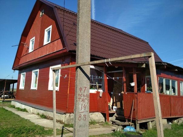 Фото: Продается участок 16 соток в Гатчине (дер.Бугры) с домом (дом из бруса) 89, площадью 140 кв.м. для постоянного проживания с внутренней отделкой.В доме на 1 этаже:гостиная, кухня, 2 комнаты, прихожая, совмещеный санузел (туалет+душевая кабинка),котельная.<br>2 этаж: две комнаты, 2 кладовки.<br>Есть чердак.<br>Дом теплый, веранда, своя скважина, электричество, канализация.На участке также есть гараж 96, беседка 6х3<br>До Санкт-Петербурга 25 км.Дом и участок в собственности 10 лет.<br>Прямая продажа