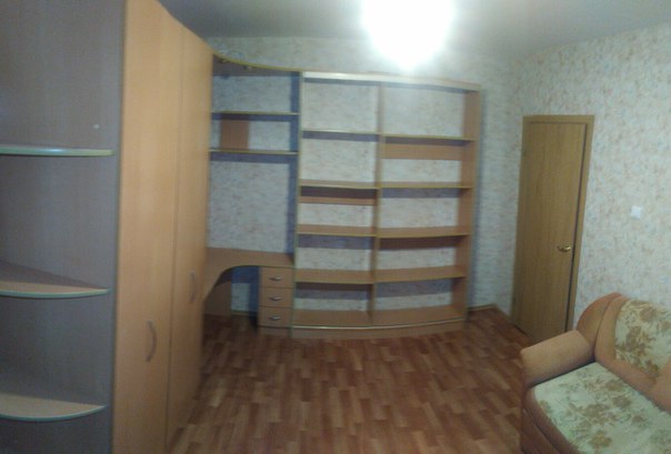 Фото: Сдаю комнату, Санкт-Петербург. Для 1го жильца.<br>15-20минут на маршрутке от м.Пр.Просвещения (осиновая роща) <br>Чистый воздух,лесопарк через дорогу от дома, спокойная атмосфера загородного района.<br>В комнате диван и шкаф-стенка. В квартире есть все необходимое:интернет,стиралка,микроволновка.<br>Соседи: я(собственница) мой мч,мой кот (старый и воспитанный) и девочка студентка. Между жильцами дружеская атмосфера, хотелось бы её сохранить и с новым жильцом.<br>К вредным привычкам толерантна,сама курящая. Не против гостей в дневное время. Люблю громко слушать музыку и подпевать=) <br>Стоимость 10тр (уже включены ку и интернет). Без залогов. <br>Подробности в лс.