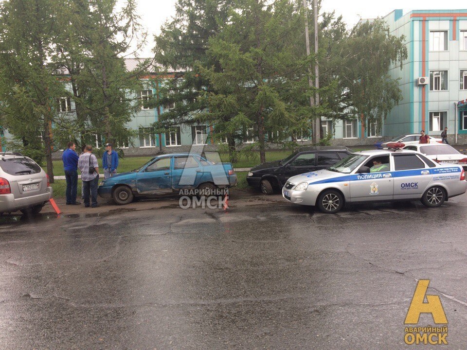 Возле Шинного завода столкнулось еще семь машин Возле Шинного завода столкнулось еще семь машин
