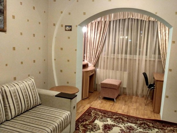 Фото: Сдам комнату в 3х комнатной квартире( только в одной комнате живет девушка). Сдам хорошим людям на длительный срок. Комната укомплектована всем необходимым, мебелью (диван, шкаф, компьютерный стол), лоджия как дополнительная зона для отдыха. На кухне дорогая бытовая техника (плита, вытяжка, холодильник, стиральная машинка, микроволновке и тд.), лоджия. сан узел раздельный, ванна акриловая. Теплая, уютненькая квартирка. В прихожей есть большой шкаф-купе. 5 мин пешком от метро Комендантский пр-т. 20м2. Ильюшина, 9. 4/10 этаж. Арендная плата <br>9 000 плюс ку. Без комиссии!! По всем вопросам звоните: 8965-018-69-00