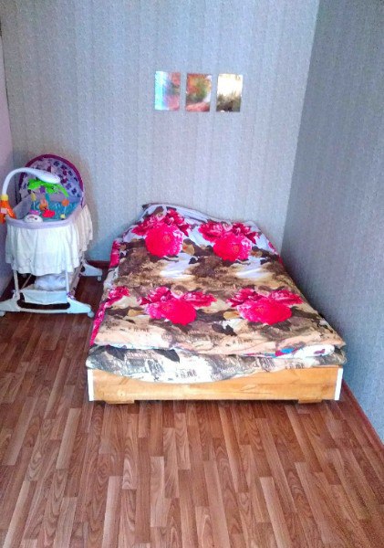 Продам квартиру в доме на 2 хозяина. Дом расположен в САМОЙ Гатчине. <br>2 комнаты, большая кухня, санузел совместный. <br>Вода,электричество и газ центральные, канализация автономная. Есть огороженная территория 5 соток. <br>свой личный заезд и свой личный вход, парковочные места на 4 автомобиля. <br>Отопление на выбор: 1. печь, 2. электричество ( 800р в месяц за эл.энергию), 3. Газовый котел. <br>рядом Приоратский парк.. <br>от соседей сделана ТРОЙНАЯ шумоизоляция. <br>можно сказать свой отдельный дом с участком. <br>1400 тр возможен торг - фото Фото: Продам квартиру в доме на 2 хозяина. Дом расположен в САМОЙ Гатчине. <br>2 комнаты, большая кухня, санузел совместный. <br>Вода,электричество и газ центральные, канализация автономная. Есть огороженная территория 5 соток. <br>свой личный заезд и свой личный вход, парковочные места на 4 автомобиля. <br>Отопление на выбор: 1. печь, 2. электричество ( 800р в месяц за эл.энергию), 3. Газовый котел. <br>рядом Приоратский парк.. <br>от соседей сделана ТРОЙНАЯ шумоизоляция. <br>можно сказать свой отдельный дом с участком. <br>1400 тр возможен торг