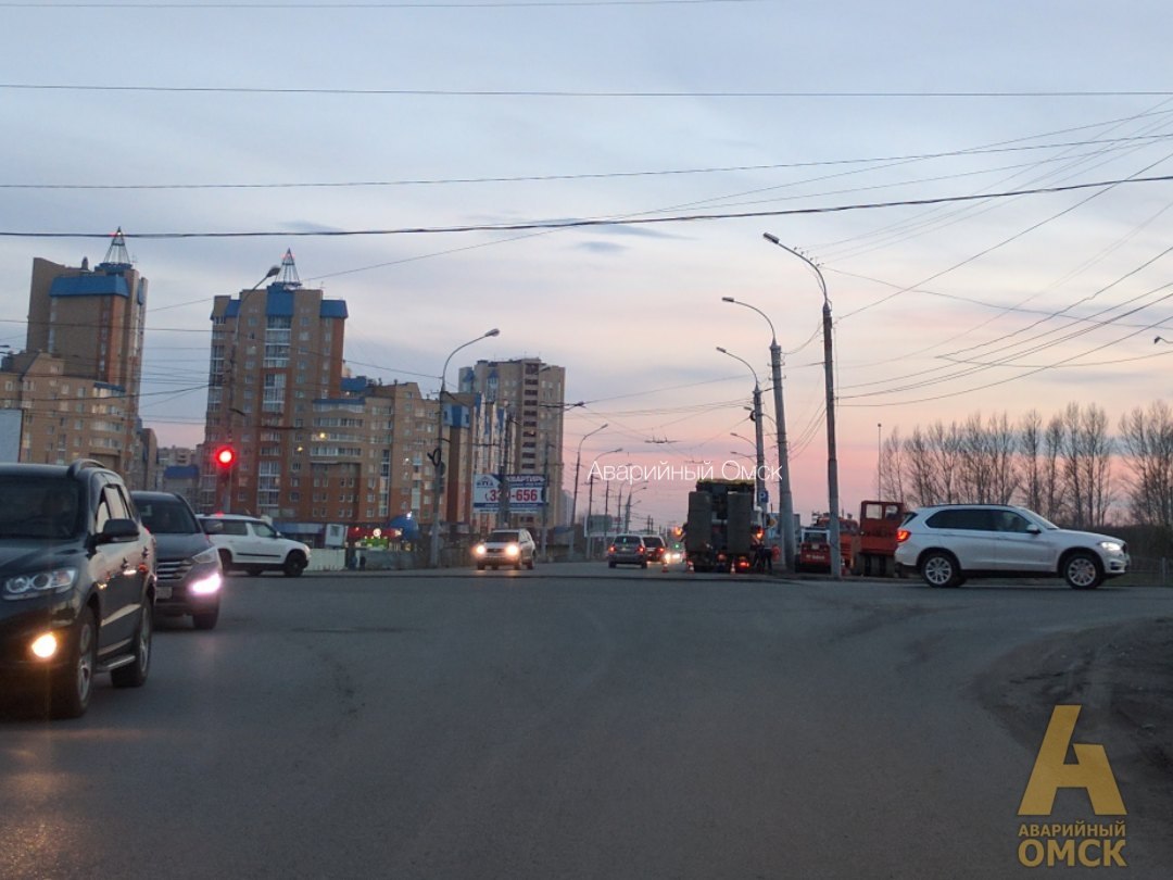 В Омске начали снимать асфальт, отшелушившийся из-за «экспериментального битума» В Омске начали снимать асфальт, отшелушившийся из-за «экспериментального битума»
