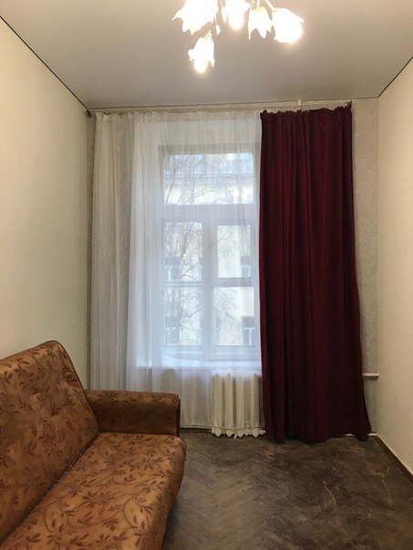 Санкт-Петербург, центр.<br><br>Для одного человека без домашних животных сдаётся на длительный срок комната 12м в трёхкомнатной квартире на Невском проспекте, 113. Этаж 3/4. Соседи - одинокая женщина и молодая пара, большую часть времени работают. Двор и парадная ухожены, в шаговой доступности множество магазинов, на первом этаже дома - Дикси, недорогая аптека через дорогу. До Московского вокзала, метро пл. Восстания и пл. Ал. Невского - 5-10 минут пешком, прямо под домом есть автобусная остановка. Окна комнаты выходят в тихий двор, а кухня - на Невский. Из удобств (в общем пользовании) - стиральная машина, новая газовая плита с духовкой. Из мебели в комнате только раскладной диван и шкаф-сервант средних размеров, при необходимости купим небольшой холодильник. Ванная и туалет в удовлетворительном состоянии.<br><br>Все подробности расскажу в ЛС.<br><br>Цена - 13000 р. в месяц + к.у. - фото Фото: Санкт-Петербург, центр.<br><br>Для одного человека без домашних животных сдаётся на длительный срок комната 12м в трёхкомнатной квартире на Невском проспекте, 113. Этаж 3/4. Соседи - одинокая женщина и молодая пара, большую часть времени работают. Двор и парадная ухожены, в шаговой доступности множество магазинов, на первом этаже дома - Дикси, недорогая аптека через дорогу. До Московского вокзала, метро пл. Восстания и пл. Ал. Невского - 5-10 минут пешком, прямо под домом есть автобусная остановка. Окна комнаты выходят в тихий двор, а кухня - на Невский. Из удобств (в общем пользовании) - стиральная машина, новая газовая плита с духовкой. Из мебели в комнате только раскладной диван и шкаф-сервант средних размеров, при необходимости купим небольшой холодильник. Ванная и туалет в удовлетворительном состоянии.<br><br>Все подробности расскажу в ЛС.<br><br>Цена - 13000 р. в месяц + к.у.