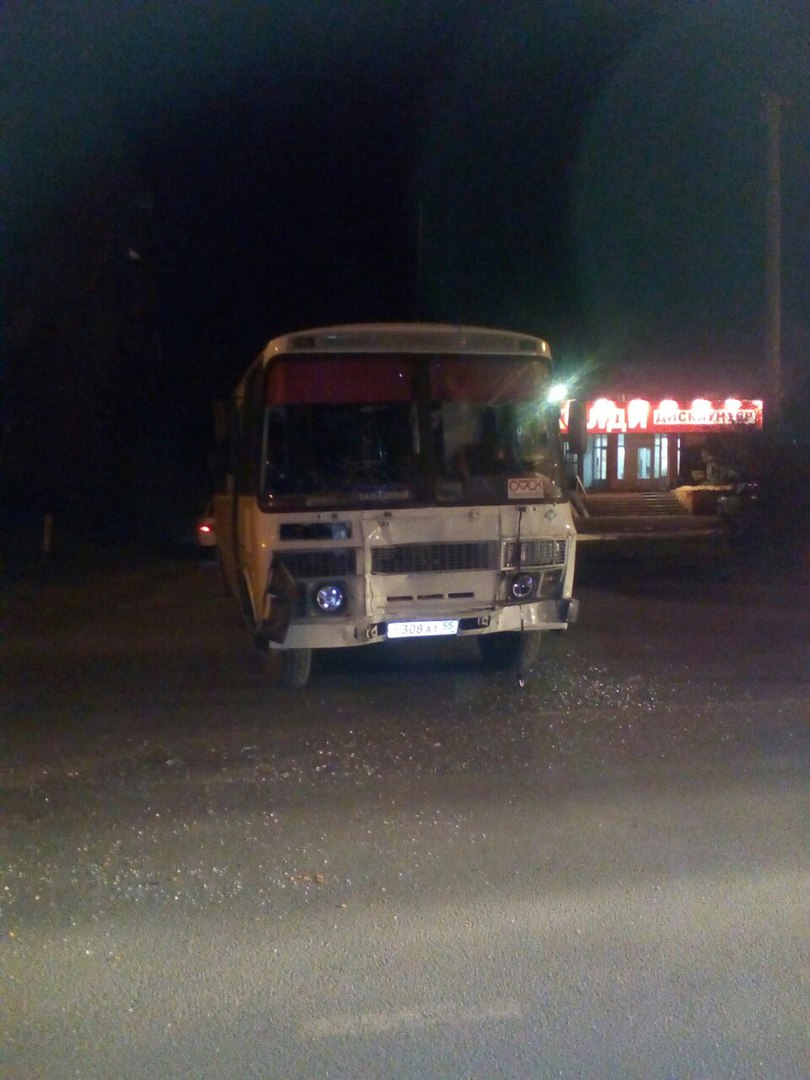 На Дианова в Омске автобус вписался в выход из маршрутки - ФОТО