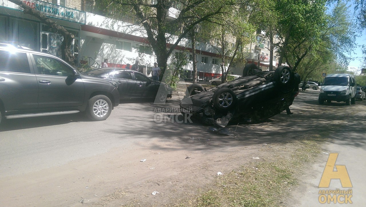 В Омске по неизвестным причинам опрокинулся внедорожник В Омске по неизвестным причинам опрокинулся внедорожник