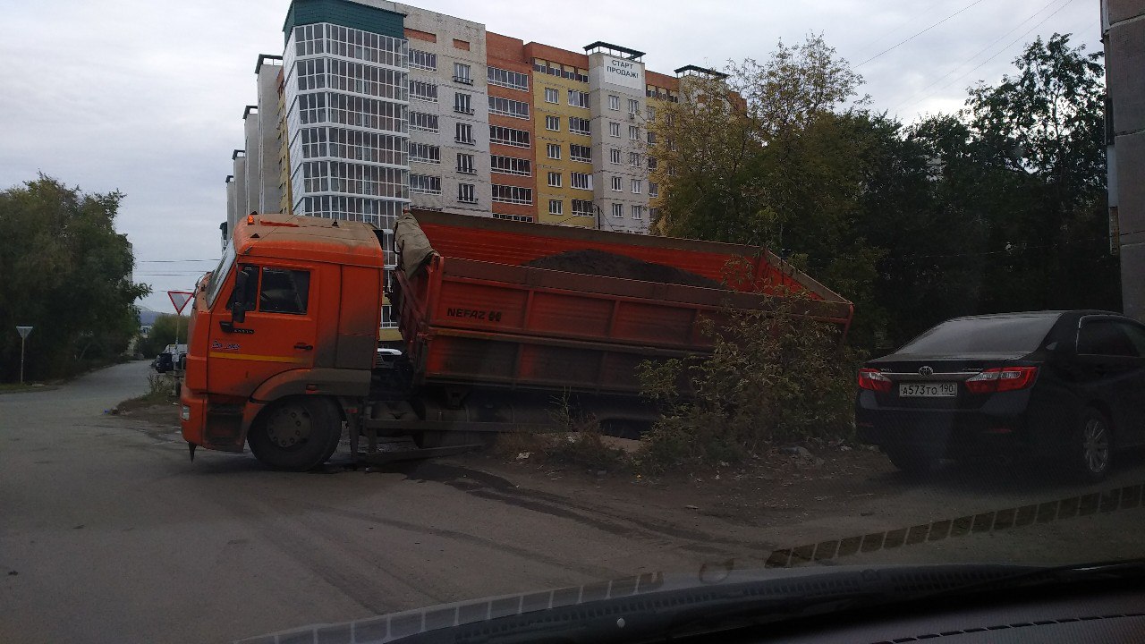 В центре Омска груженый КамАЗ провалился в канализационный коллектор - ФОТО В центре Омска груженый КамАЗ провалился в канализационный коллектор - ФОТО