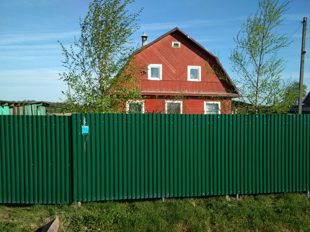 Фото: Продается участок 16 соток в Гатчине (дер.Бугры) с домом (дом из бруса) 89, площадью 140 кв.м. для постоянного проживания с внутренней отделкой.В доме на 1 этаже:гостиная, кухня, 2 комнаты, прихожая, совмещеный санузел (туалет+душевая кабинка),котельная.<br>2 этаж: две комнаты, 2 кладовки.<br>Есть чердак.<br>Дом теплый, веранда, своя скважина, электричество, канализация.На участке также есть гараж 96, беседка 6х3<br>До Санкт-Петербурга 25 км.Дом и участок в собственности 10 лет.<br>Прямая продажа