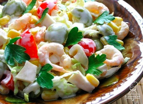 Салат с креветками, кальмарами, оливками и кукурузой~
