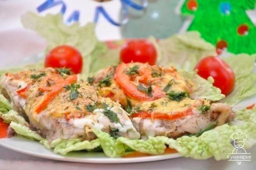 Рыба, запечённая с помидорами и сыром 