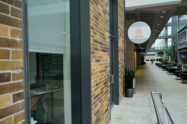 Интернет-сервис Airbnb опроверг закрытие представительства в России 