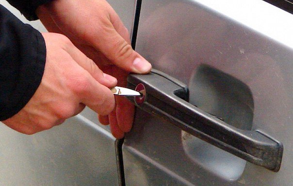 Столичные автомобили стали угонять для периферийных таксопарков