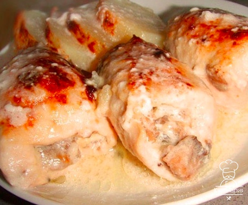 Куриные рулеты с грибами в сливках