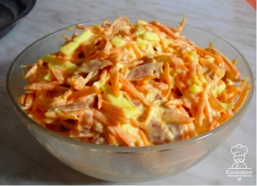 Салат из моркови с колбасой и сыром