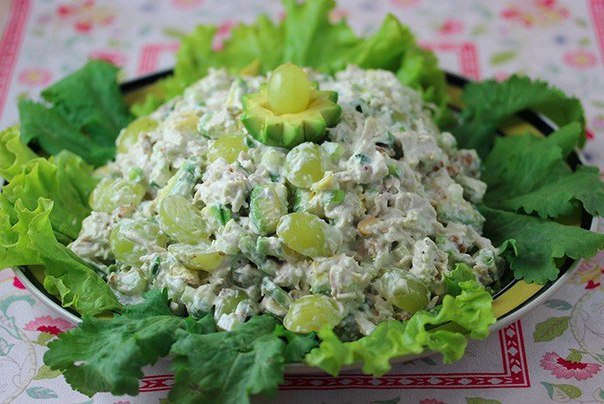 Летний салат с куриной грудкой и виноградом Что нужно: Отварная куриная грудка 1 шт.Зеленый виноград без косточек 1 чашкаСтебель сельдерея 1 шт.Зеленый лук 35 стеблейГрецкие орехи 1/2