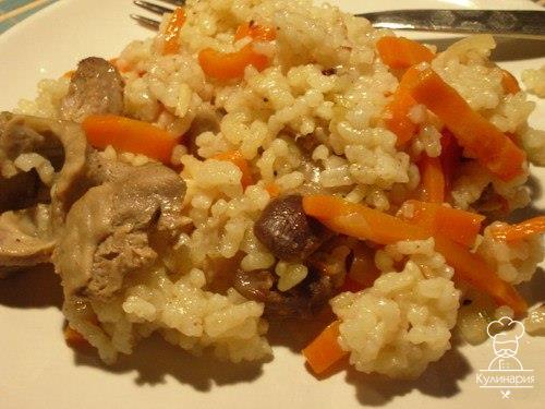 Плов с куриными желудочками в мультиварке.